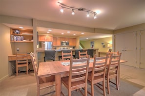 Leilighet – deluxe, 3 soverom, balkong, fjellutsikt (Saints John 2505) | Spiseområde på rommet