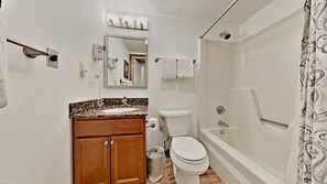 Condo, varias camas, vista a la montaña (Key Condo 2954C) | Baño | Tina con regadera, secadora de cabello, toallas 