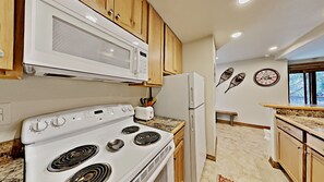 Condo, varias camas, vista a la montaña (Key Condo 2954C) | Cocina privada | Refrigerador con congelador, microondas, horno y parrilla de estufa 