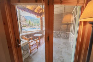 Signature-huoneisto, 2 makuuhuonetta, pääsy uima-altaalle, näköala pihalle (Dakota Lodge 8456) | Terassi/patio