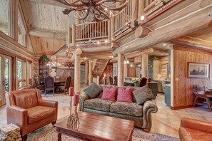 独立别墅, 多张床, 山景 (Grand Lodge at Keystone 633) | 客厅 | 60-英寸纯平电视（配备有线频道）、电视、壁炉