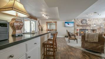 Signature House, 5 Bedrooms, Hot Tub, Valley View (Lazy K Mountain Home 31) | Living area | Smart TV, fireplace