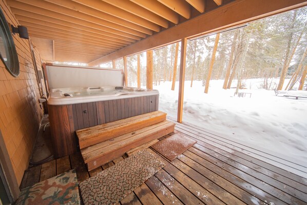 Outdoor spa tub