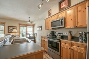 Condo có thiết kế đặc trưng, 1 phòng ngủ, ban công, quang cảnh núi (Tenderfoot Lodge 2620) | Bếp riêng | Tủ lạnh, lò vi sóng, dụng cụ pha cà phê/trà, lò nướng bánh mì