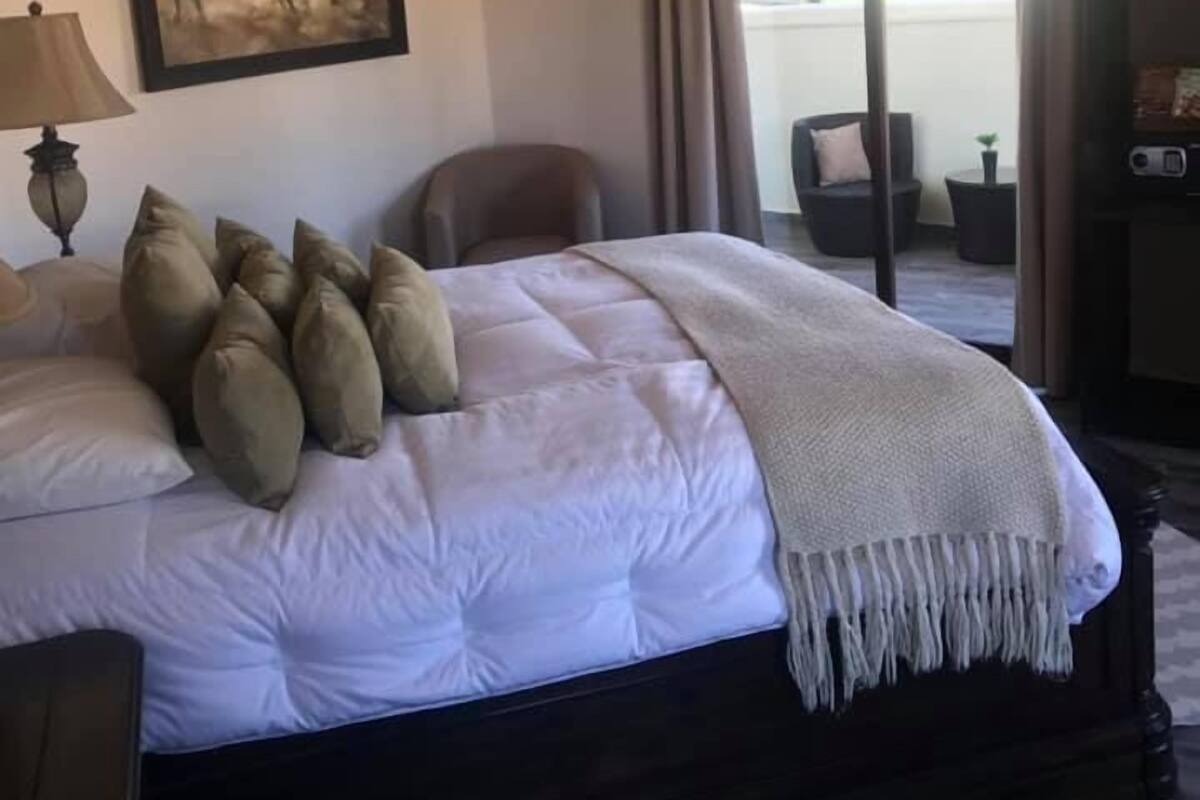 Cortinas blackout, tabla de planchar con plancha y wifi gratis 