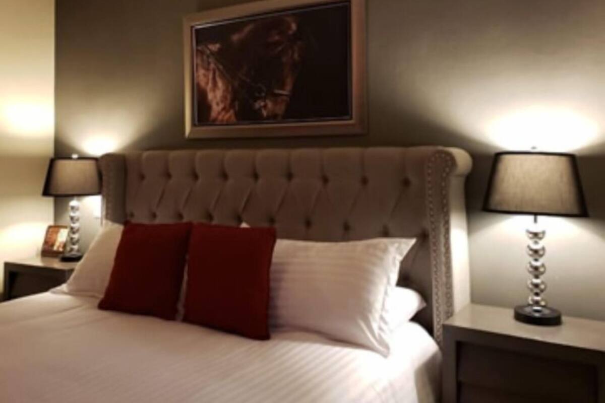Cortinas blackout, tabla de planchar con plancha y wifi gratis 