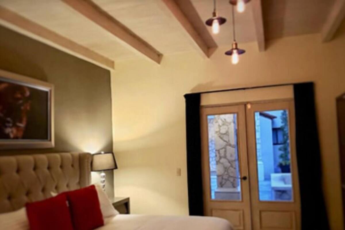 Cortinas blackout, tabla de planchar con plancha y wifi gratis 