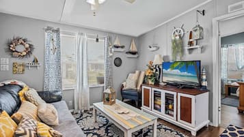 Télévision, livres, espaces bureaux