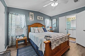 2 slaapkamers, een bureau, een strijkplank/strijkijzer, reisbedje