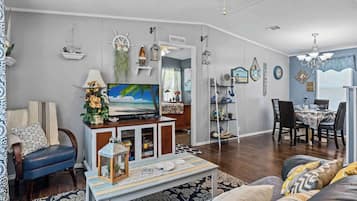 Een televisie, boeken en een kantoor