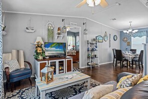 Televisio, kirjoja, työhuone