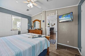 2 habitaciones, escritorio y tabla de planchar con plancha 