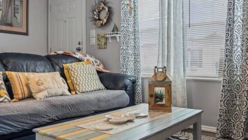 Télévision, livres, espaces bureaux