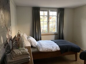 2 多间卧室、办公桌、熨斗/熨衣板、旅行婴儿床