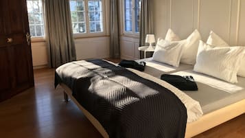 2 makuuhuonetta, työpöytä, silitysrauta/-lauta, vauvan matkasänky