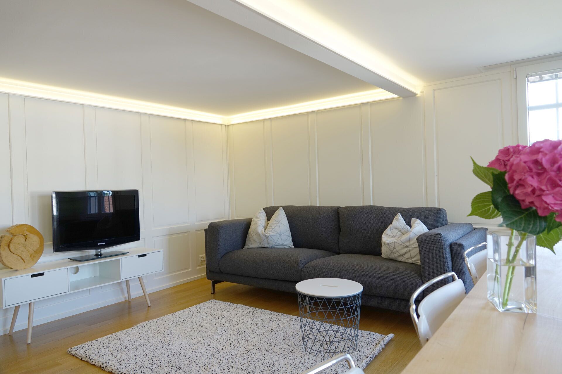 TV connectée, table de tennis de table, livres