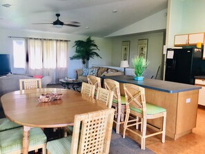 Dining - UPPER UNIT -1500 sq/ ft - 30 + days ! (Kailua-Kona)