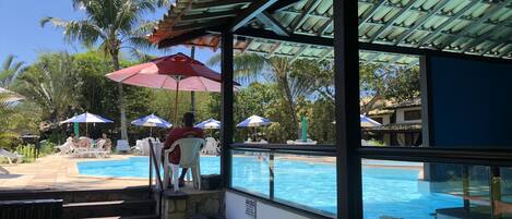 Una piscina al aire libre