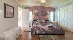 2 bedrooms, iron/ironing board, travel crib, WiFi - 25%off/Disney5mi/Fishing/2HotTub/3Pools/Gym/Courts (Winter Garden)