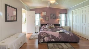 2 Schlafzimmer, Schreibtisch, Bügeleisen/Bügelbrett, Reisekinderbett