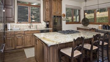 House | Private kitchen | Fridge, microwave, oven, stovetop