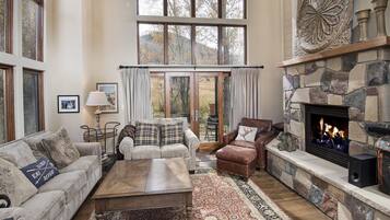 House | Living room | Flat-screen TV, fireplace