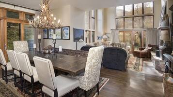 House | Living room | Flat-screen TV, fireplace