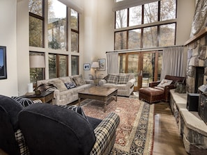 House | Living room | Flat-screen TV, fireplace