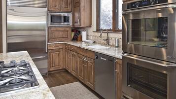 House | Private kitchen | Fridge, microwave, oven, stovetop