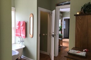 Combined shower/bathtub, hair dryer, bidet, towels