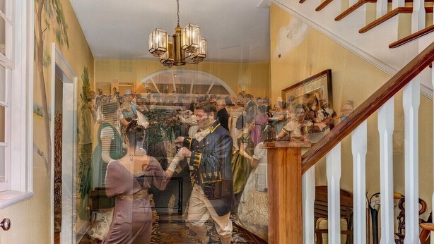 A grand staircase with wooden railings and a chandelier. - The Federal Quarters (St Marys)