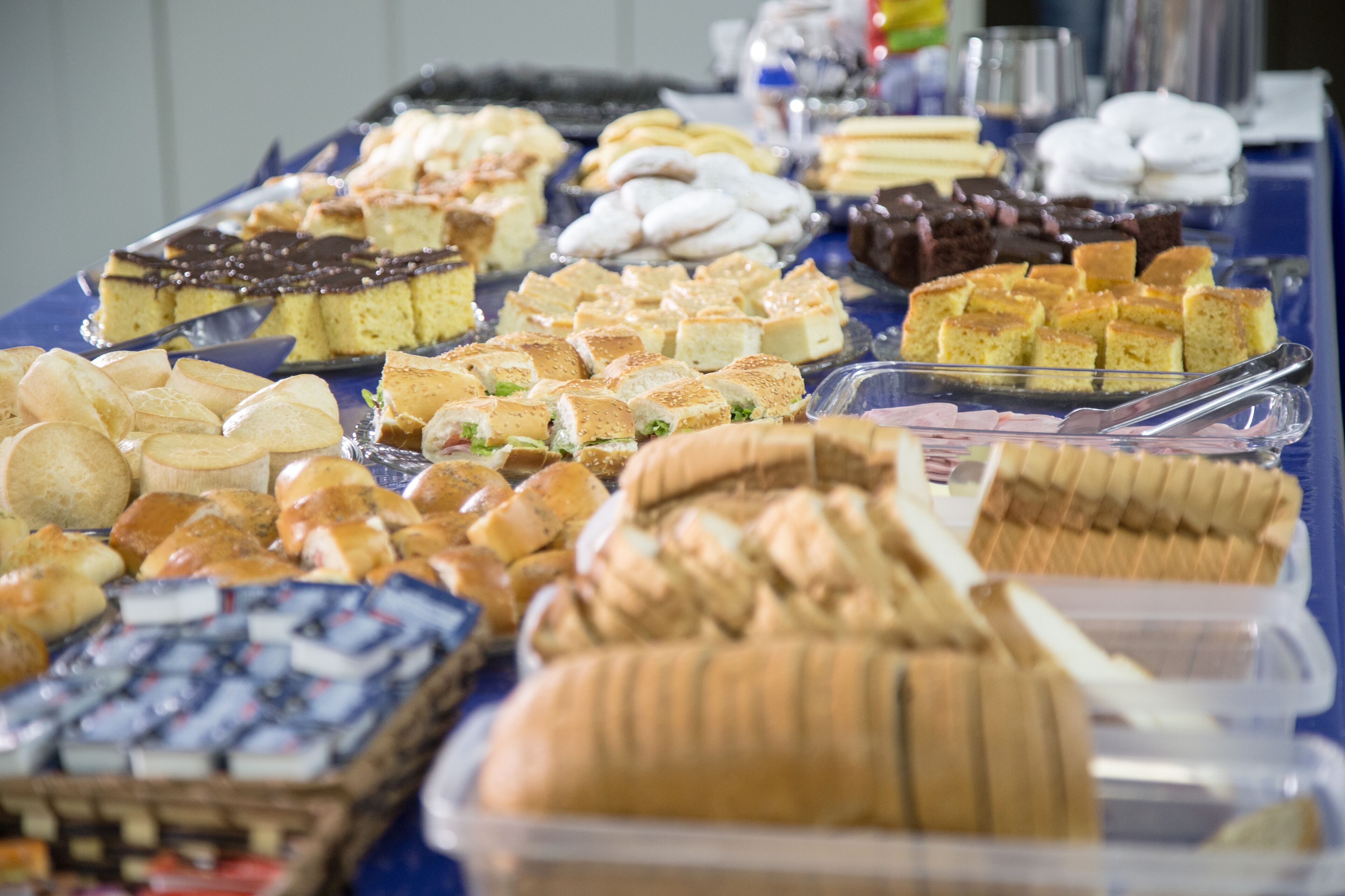 En buffet med forskellige bagværk og desserter.