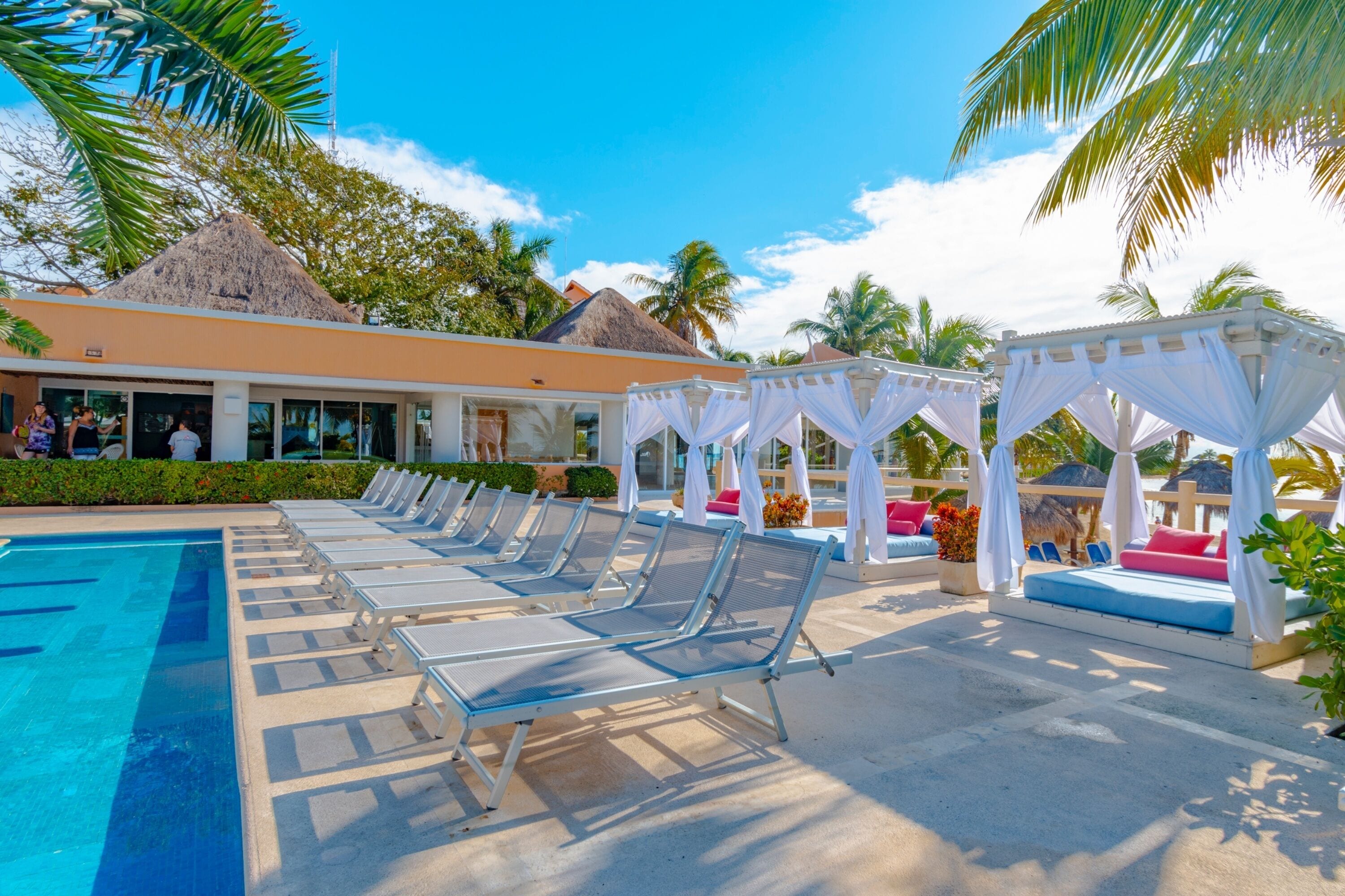 2 albercas al aire libre, sombrillas en la alberca y camastros 