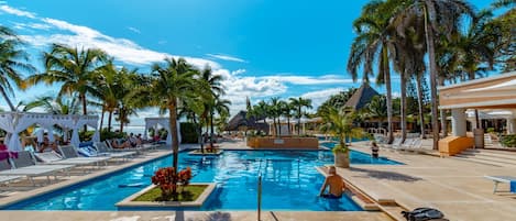 2 piscines extérieures, parasols de plage, chaises longues