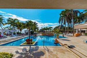 2 piscinas externas, funciona das 8h às 20h, guarda-sóis