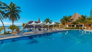 2 室外游泳池,08:00 至 20:00 开放,池畔遮阳伞,日光浴躺椅