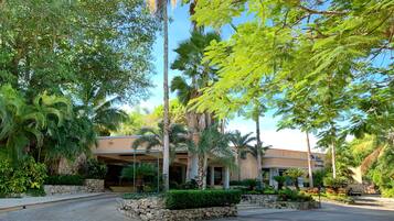 Vista frontal de la propiedad