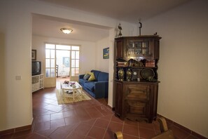 TV, lareira, livros