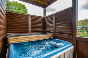 Indoor spa tub