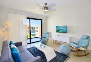 Deluxe Apartment, 2 Bedrooms | Living room