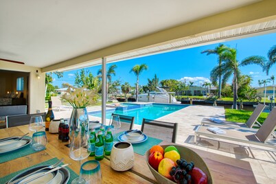 Newly renovated villa in prime location -5 min to the river, new pool& hot tub