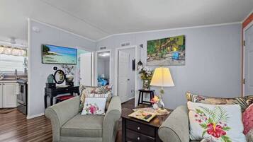 Fernseher, Bücher, Arbeitsbereiche