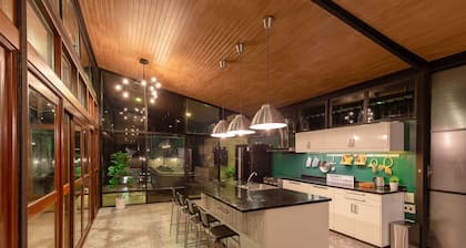 Private garden villa, pool table, basketball court