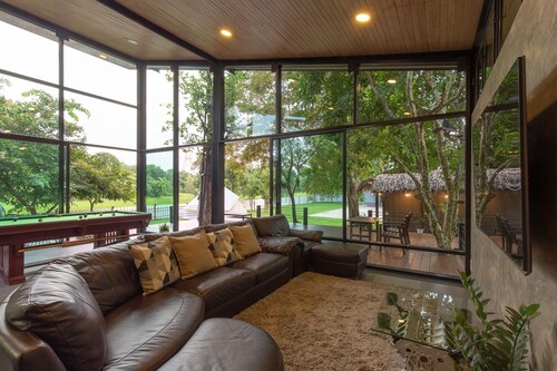 Private garden villa, pool table, basketball court