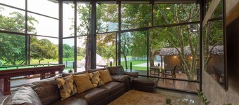 Private garden villa, pool table, basketball court