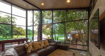 Private garden villa, pool table, basketball court