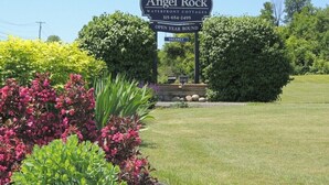 A sign for Angel Rock Waterfront Cottages with a 'VACANCY' label. - Cottage #22 - 3 bedroom/1 bath (Cape Vincent)