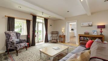 Smart TV, fireplace, DVD player, table tennis