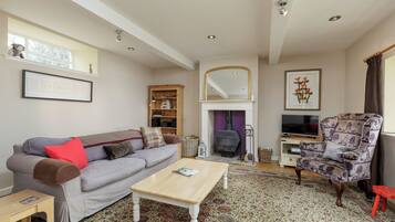 Smart-TV, Kamin, DVD-Player, Tischtennisplatte