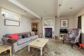 Smart TV, fireplace, DVD player, ping pong